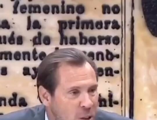 Trenes en llamas, retrasos de horas, caos en las estaciones, pasajeros en las vías